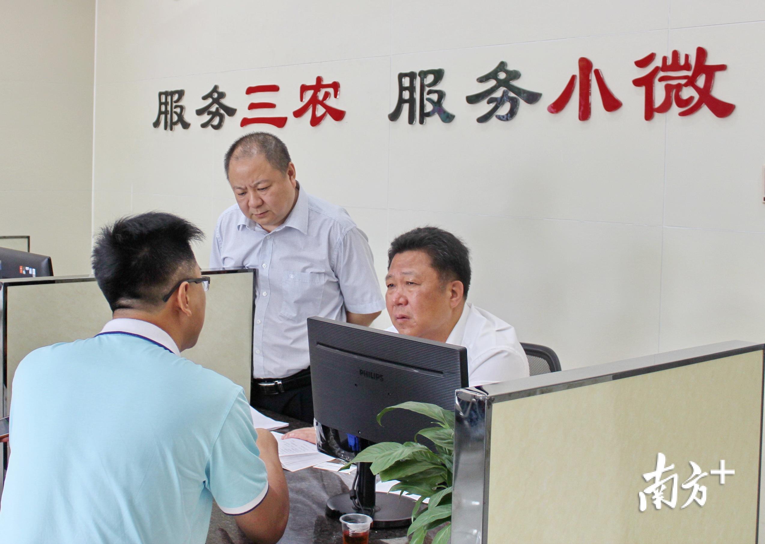 梅县客家村镇银行坚持“服务三农、服务小微、服务民生”的发展定位。