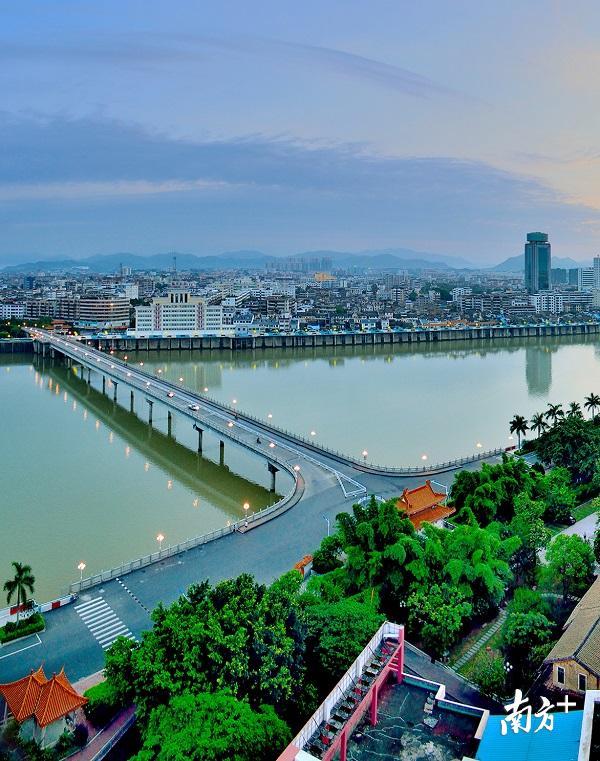 俯瞰剑英纪念大桥，桥两段为广场画院，景色宜人。（南方日报记者 何森垚 摄）