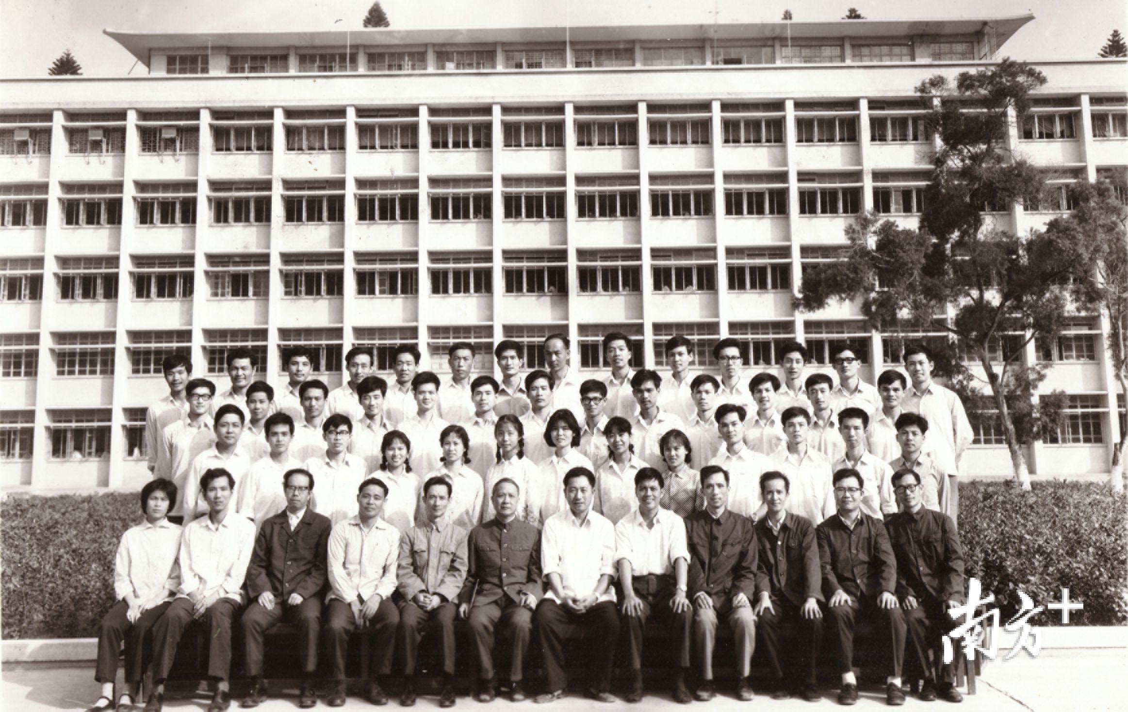 50177班毕业照，该班走出彩电三剑客等大批知名企业家、学者