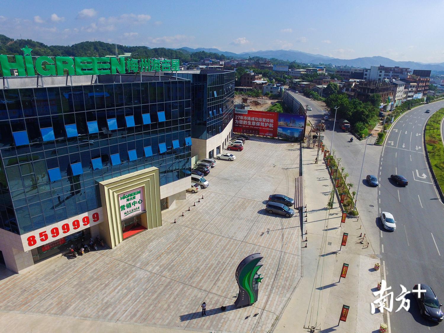 随着梅州海吉星等专业物流批发市场落成、冷链物流项目建设，不仅给物流企业带来极大的便利，也推动了梅江区商贸物流业发展。（南方日报记者 何森垚 摄）