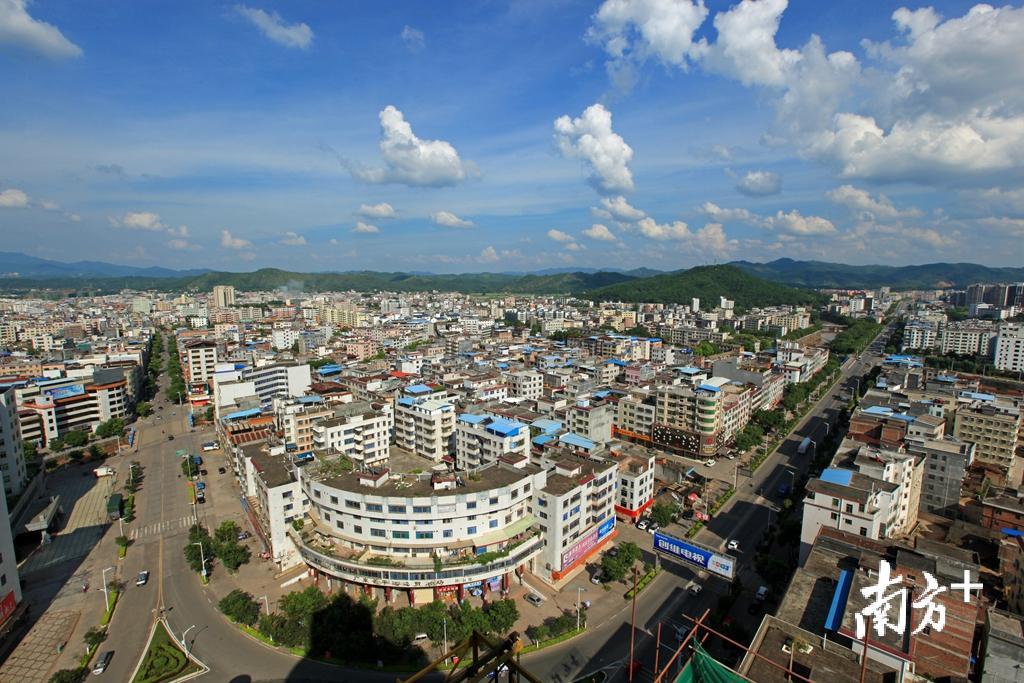 梅州平远浪潮翻涌推城乡巨变东风再乘续改革之章