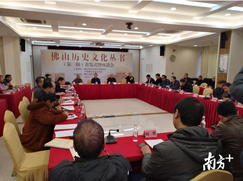 《佛山年历史文化丛书》是佛山市委市政府在2016年启动的一项系统性大型文化工程,目前前三辑已经出版了30本。阎锋 摄 《佛山年历史文化丛书》是佛山市委市政府在2016年启动的一项系统性大型文化工程,目前前三辑已经出版了30本。阎锋 摄