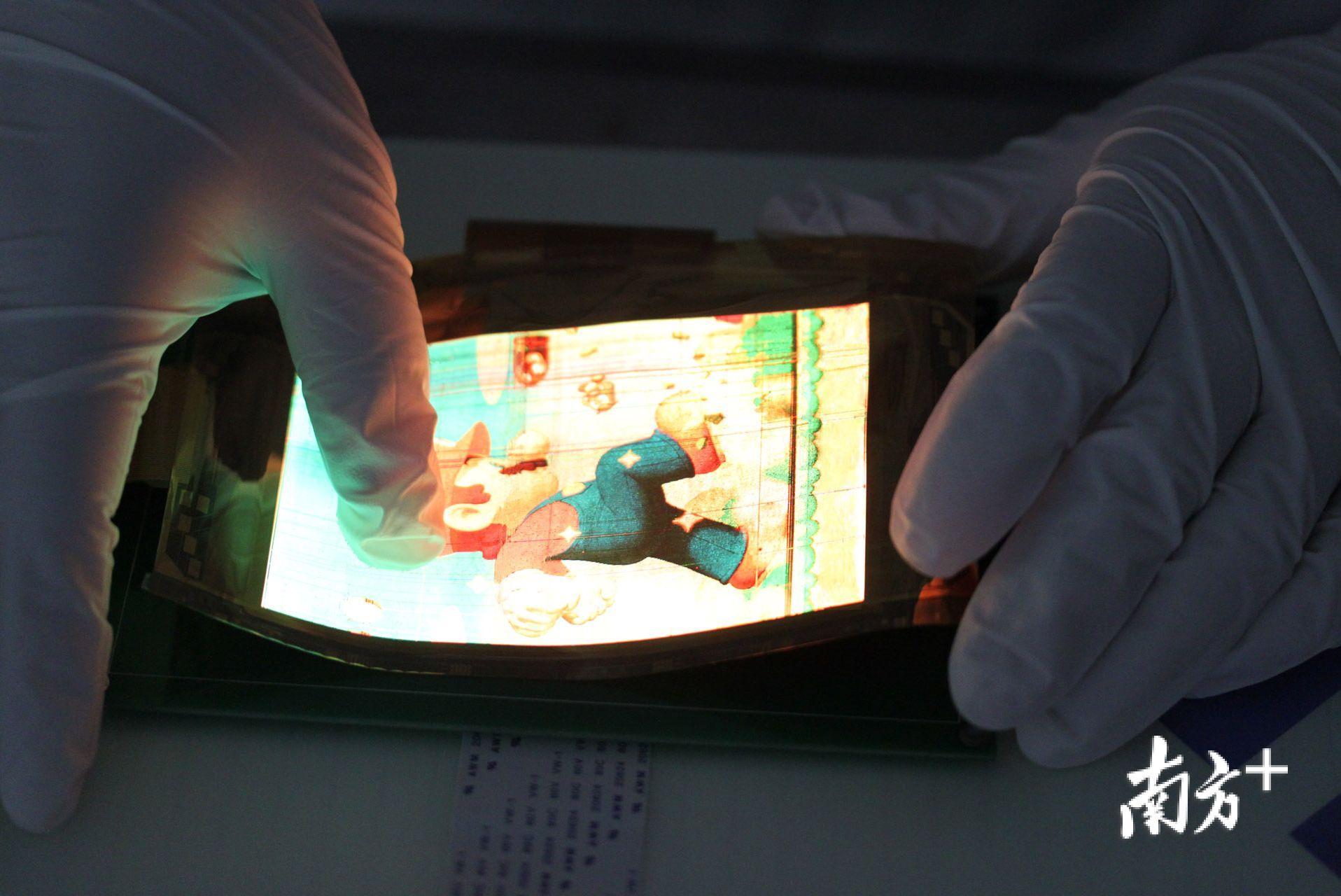 华南理工成功研制出国内第一块彩色柔性AMOLED显示屏 