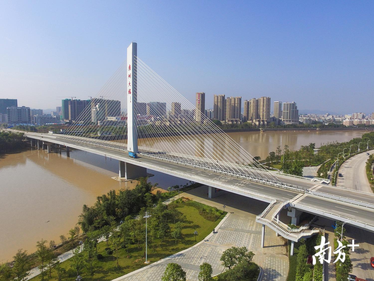在梅州的未来城市中心，江南新城、芹洋半岛这两大引擎正在加大“马力”建设。图为连接两个新区的广州大桥。（南方日报记者 何森垚 摄）