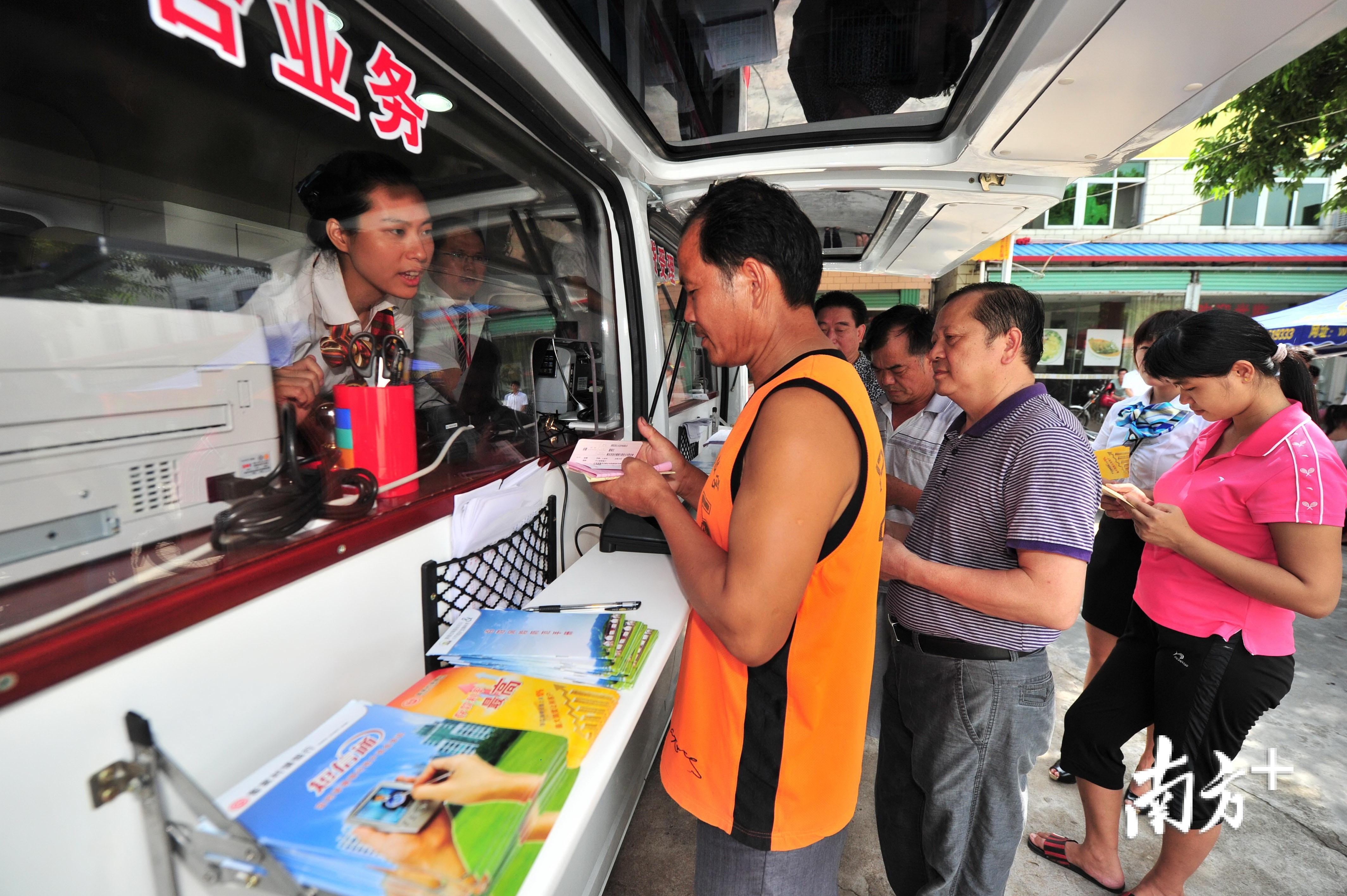 客家村镇银行“流动服务车”进村为群众提供上门服务。