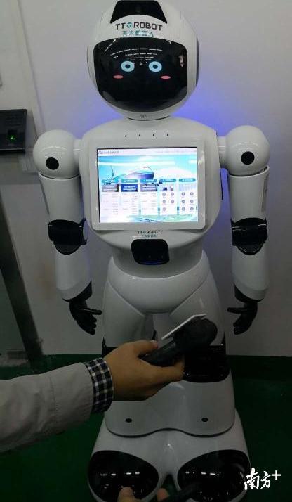天太机器人小智。罗湛贤 摄。