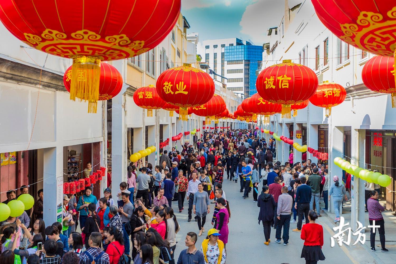 梅江区实施历史文化街区升级改造工程，在保留百年骑楼建筑群原貌的基础上，探索实施“微改造”的城市更新模式。（袁群华 摄）