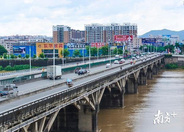 梅州市市政建设集团公司在承建梅州大桥时创下了“梅州速度”，仅花了一年半的时间便完工了。（南方日报记者 何森垚 摄）