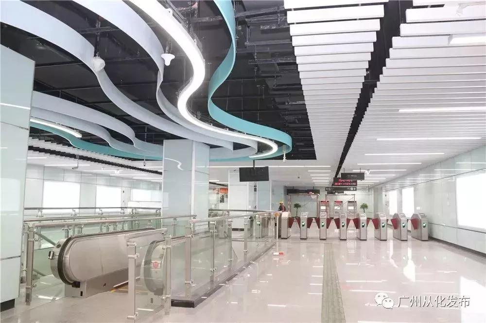 车站内吊顶采用流线型设计，与流溪河水的波纹有几分神似