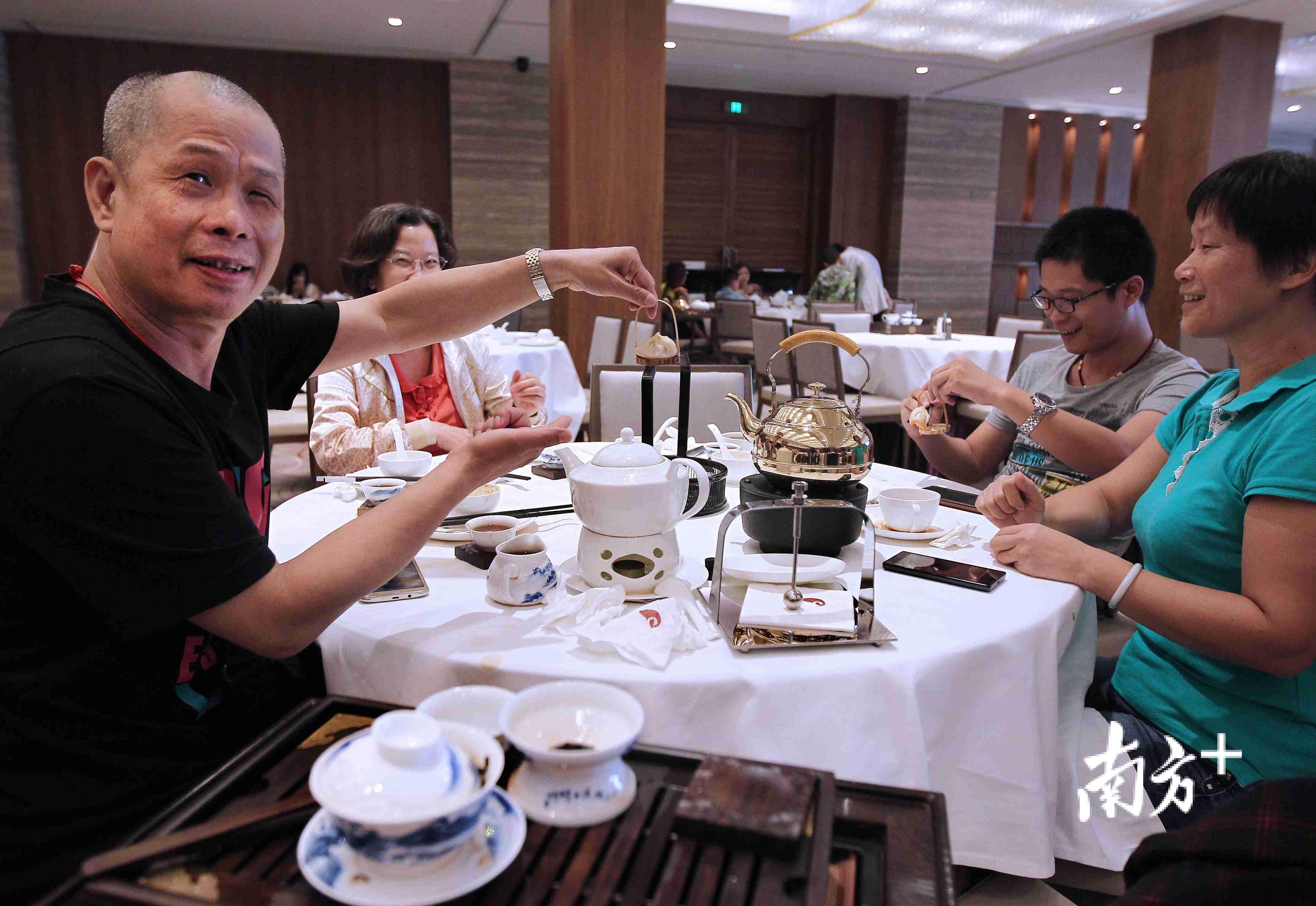 饮早茶是老广州人的一种生活习惯。 饮早茶是老广州人的一种生活习惯。