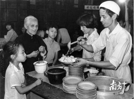 1979年,下乡回到广州的青年容志仁开起了“容光饮食店”,经营“学生餐”。他成了改革开放后第一代个体户。 1979年,下乡回到广州的青年容志仁开起了“容光饮食店”,经营“学生餐”。他成了改革开放后第一代个体户。