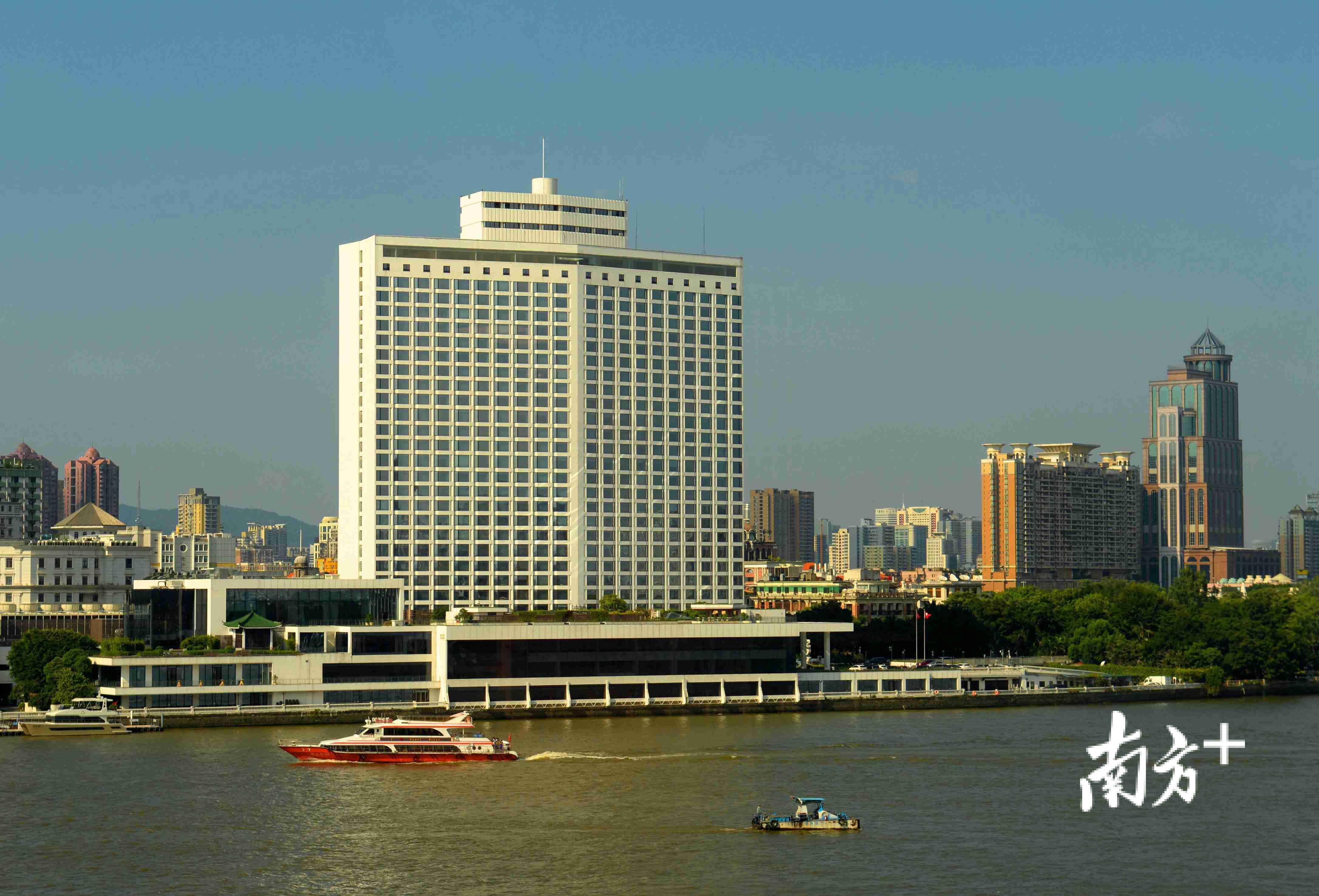 第一家中外合资的五星级酒店白天鹅宾馆。 第一家中外合资的五星级酒店白天鹅宾馆。