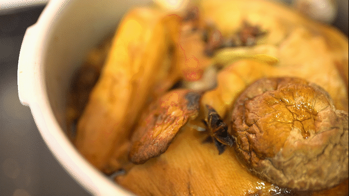 △生态猪肉制作成的汕头家常卤猪脚。