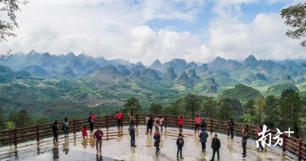 连南万山朝王因其山谷中群峰突兀,百峰争雄,伫立于此,感觉有如君临帅台,点兵阅将而得名。 全媒体记者 曾亮超 摄 连南万山朝王因其山谷中群峰突兀,百峰争雄,伫立于此,感觉有如君临帅台,点兵阅将而得名。 全媒体记者 曾亮超 摄