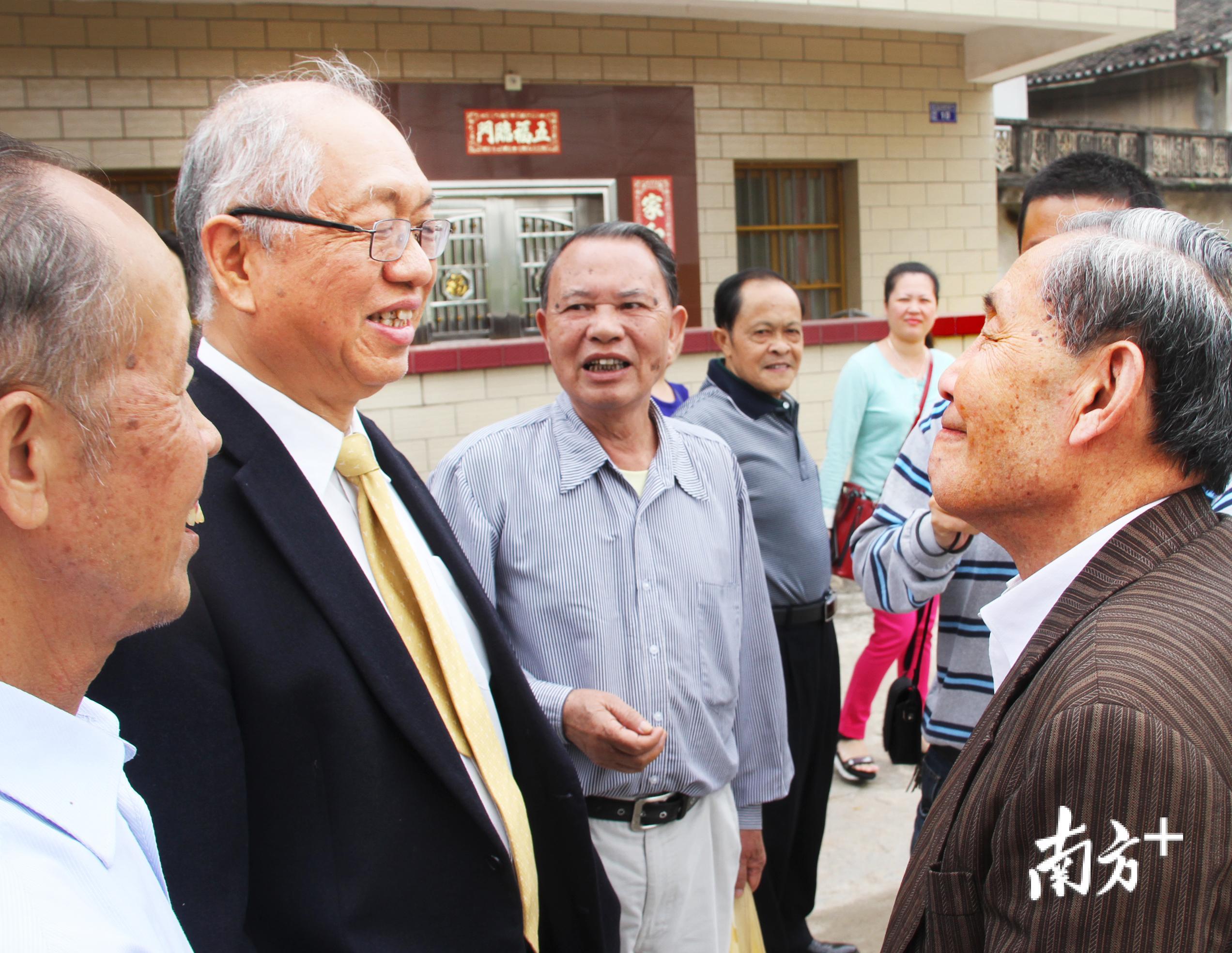 丘成桐教授与蕉岭县乡亲们亲切交谈。蕉岭县委新闻组供图