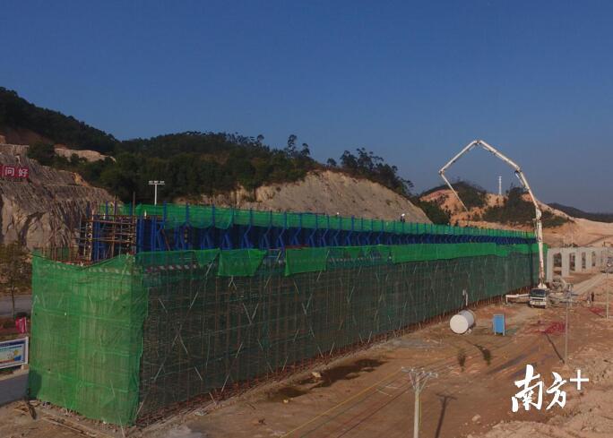 首联现浇梁浇筑现场（摄影：崔家波）