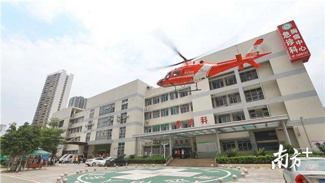 清远市人民医院创立了我国第一个“优质高效低耗”的医院管理模式，并在1998年获得原卫生部医药科技进步二等奖，也是迄今我国医院管理软科学的最高成果。图为直升机紧急转移病患到市人医救治。