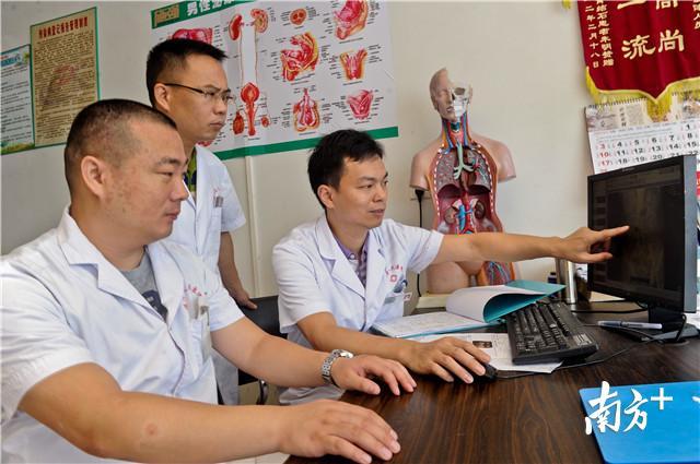 近年来，清远市“基层首诊、双向转诊、急慢分治、上下联动”的就医格局正在逐步形成。图为清远市人民医院的医生下乡帮扶。