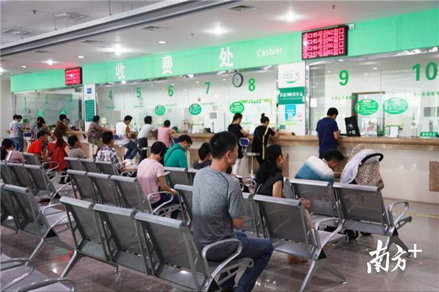 以清远市人民医院为例，经统计，5个月内因取消药品加成降低药品费1796.21万元，医疗服务项目降低金额为1763.71万元、提高金额为3022.27万元，整体为病人减负537.65万元。