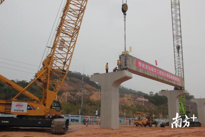 预制承轨梁架设现场（摄影：崔家波）