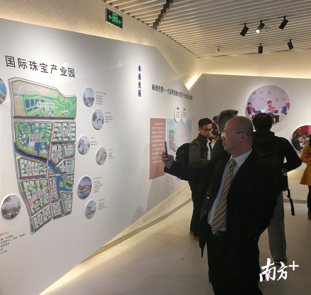 香港贸易发展局组织的香港珠宝业商贸代表团来到顺德伦教考察。南方+记者 尹辅华 摄