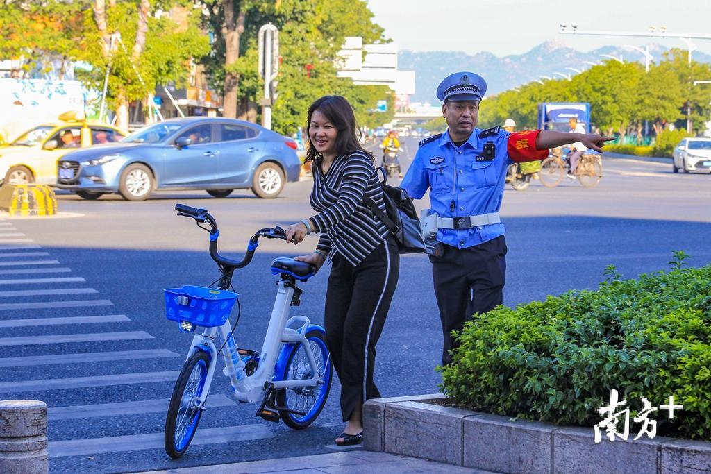 汕头中心城区80个重点路口都有路长和副路长。
