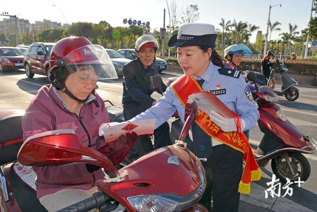全体交通女警组成“女警文明交通宣讲团”，早晚高峰期在各路口开展文明交通安全“闪教”行动。