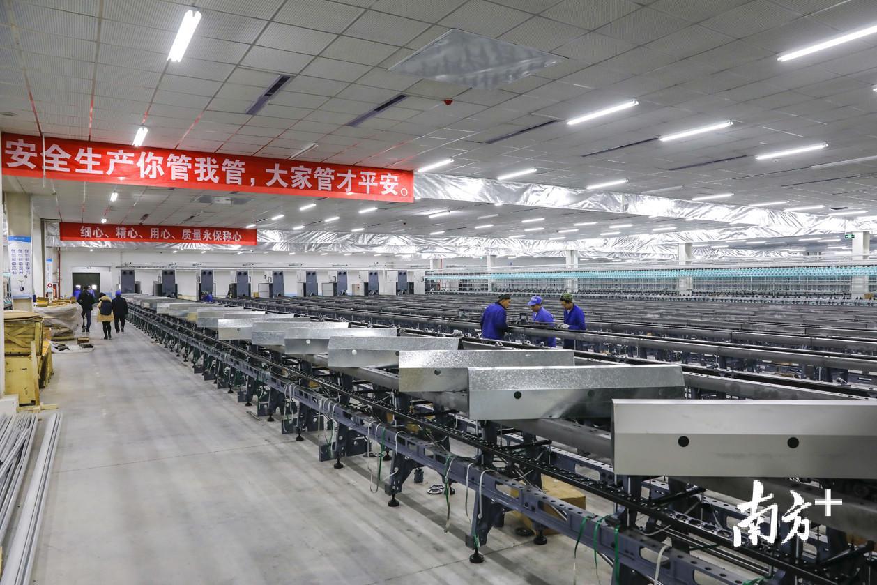 三期项目车间技术工人正在加班加点的安装纺织设备 三期项目车间技术工人正在加班加点的安装纺织设备