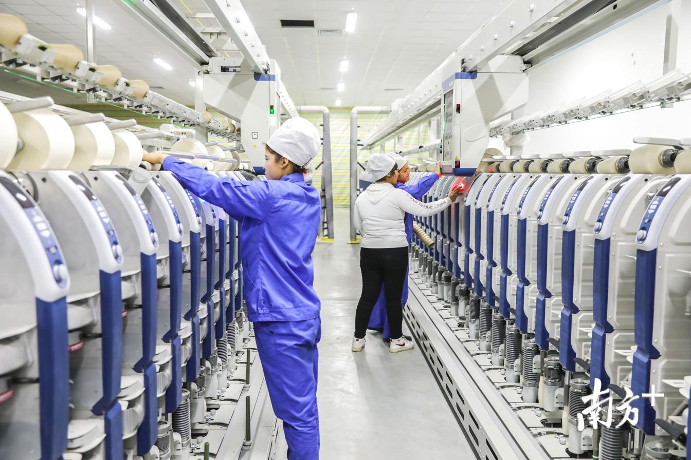 三期项目车间纺织员工正在对新安装纺织设备进行试产 三期项目车间纺织员工正在对新安装纺织设备进行试产