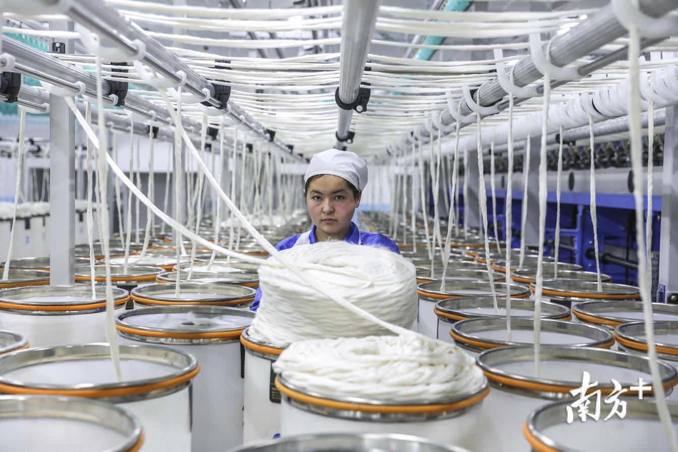 三期项目车间纺织员工正在对新安装纺织设备进行试产作业 三期项目车间纺织员工正在对新安装纺织设备进行试产作业