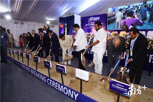 TCL印度产业园奠基培土。 TCL印度产业园奠基培土。