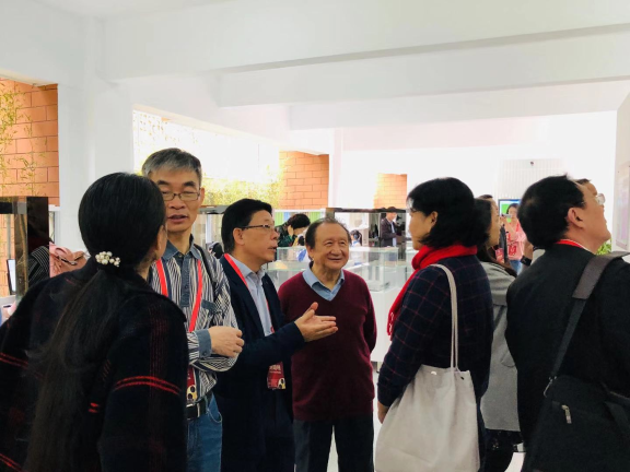 雷祯孝（左4）在西丽小学电影课博物馆。