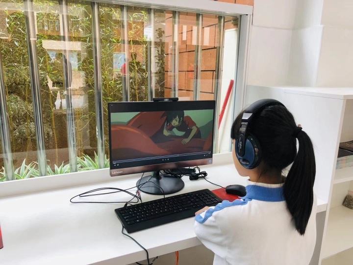 学生在看大鱼海棠