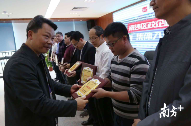 南沙宣传部副部长管城南为入驻单位授牌