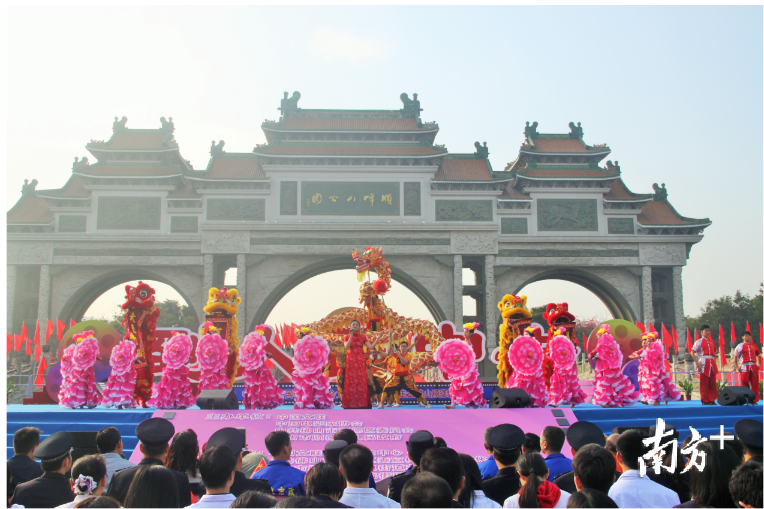 广东省音乐家协会会员、青年歌手罗婉玲表演歌舞《龙在飞》。南方+记者 欧阳少伟 摄