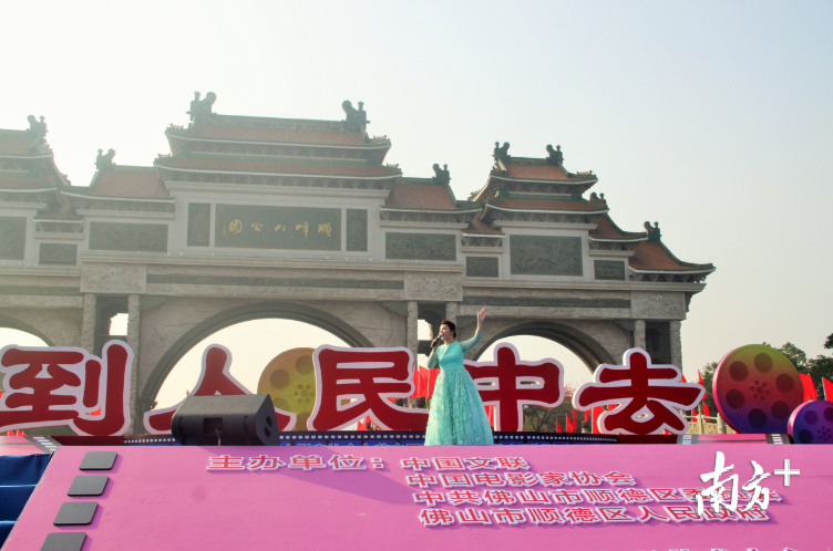 中国人民解放军空政文工团青年歌唱家严当当演唱《当思念来临的时候》。南方+记者 欧阳少伟 摄