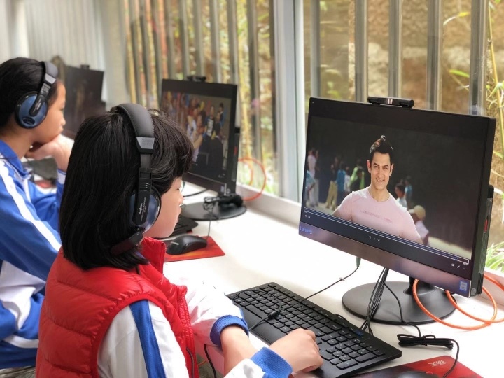 看印度电影的小学生。