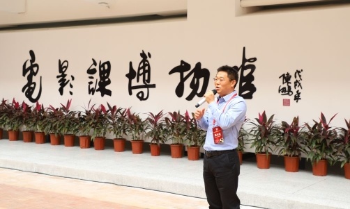 西丽小学校长张光富。