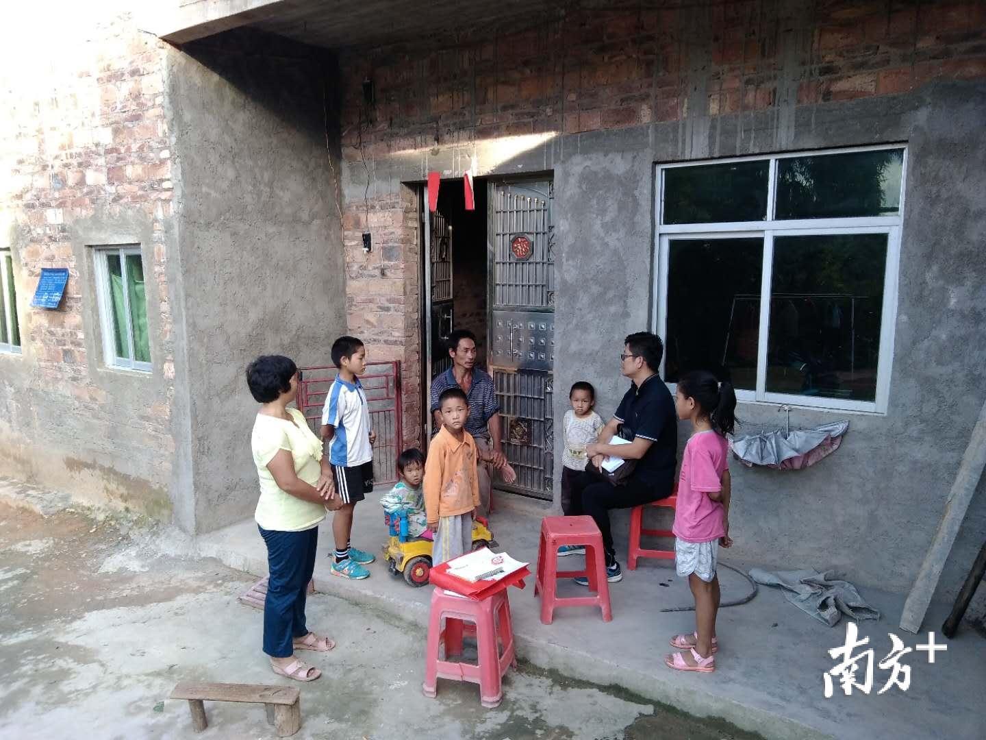 陈智军(右二)走进湖中村的家家户户,与村民真挚交流。 陈智军(右二)走进湖中村的家家户户,与村民真挚交流。