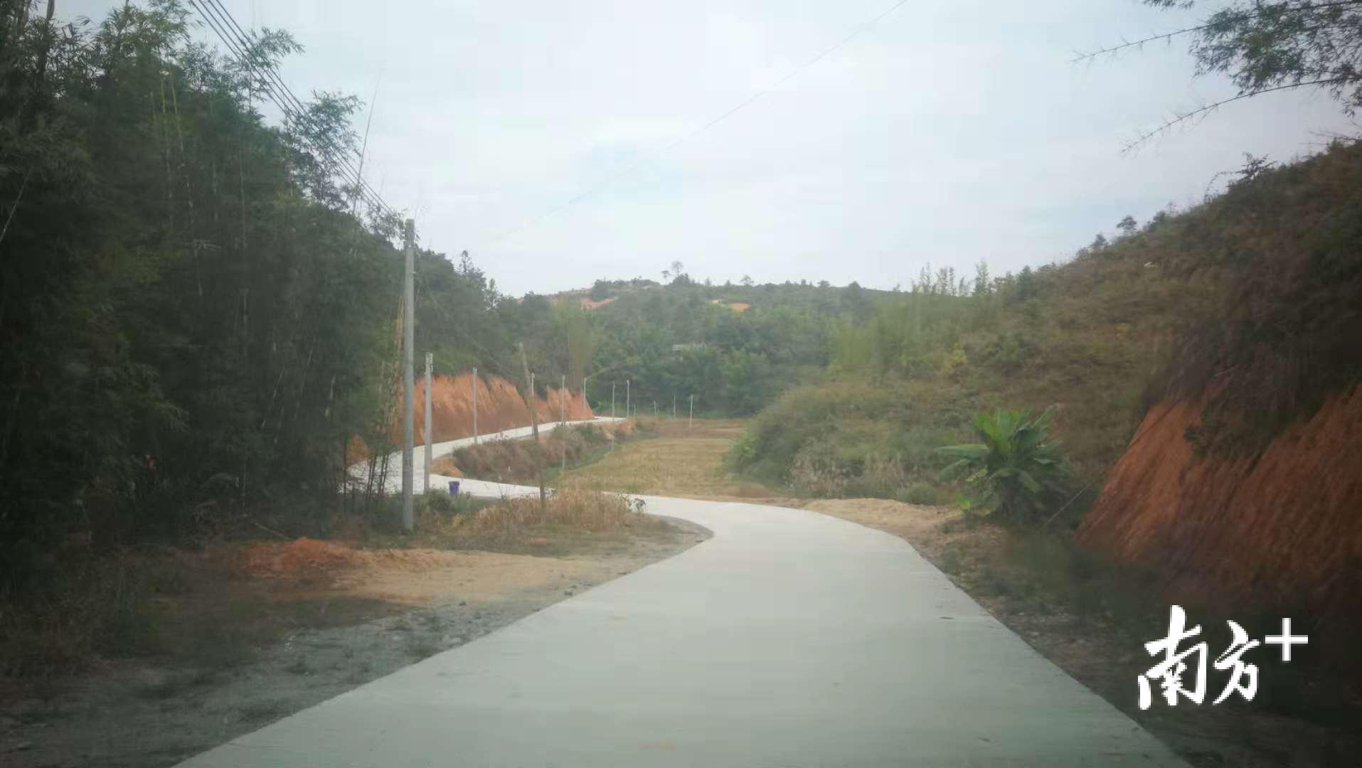 2018年完成自然村道硬底化建设。 2018年完成自然村道硬底化建设。