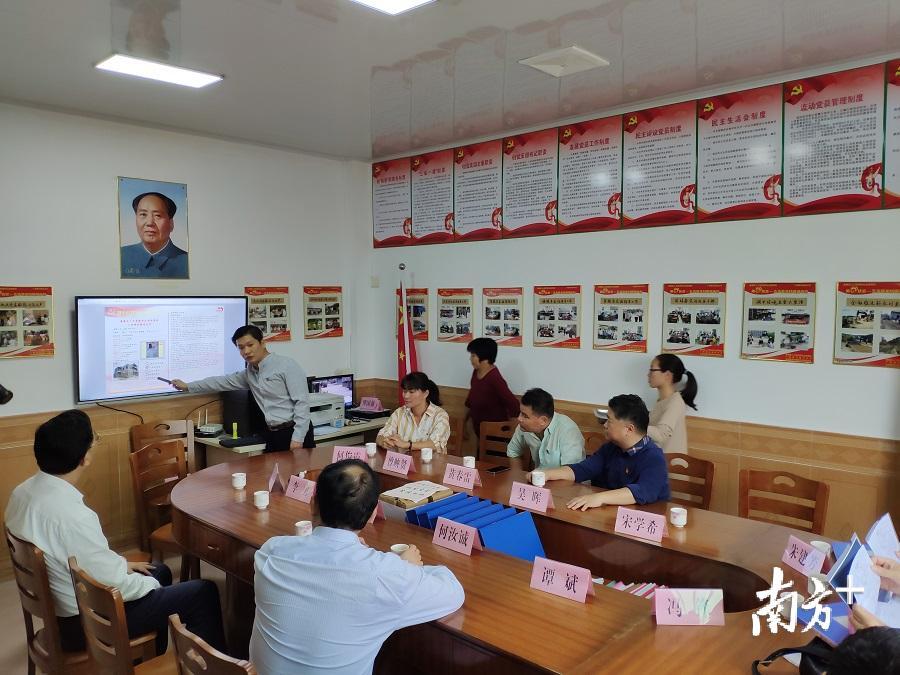 陈智军正在给领导们作扶贫工作汇报。 陈智军正在给领导们作扶贫工作汇报。