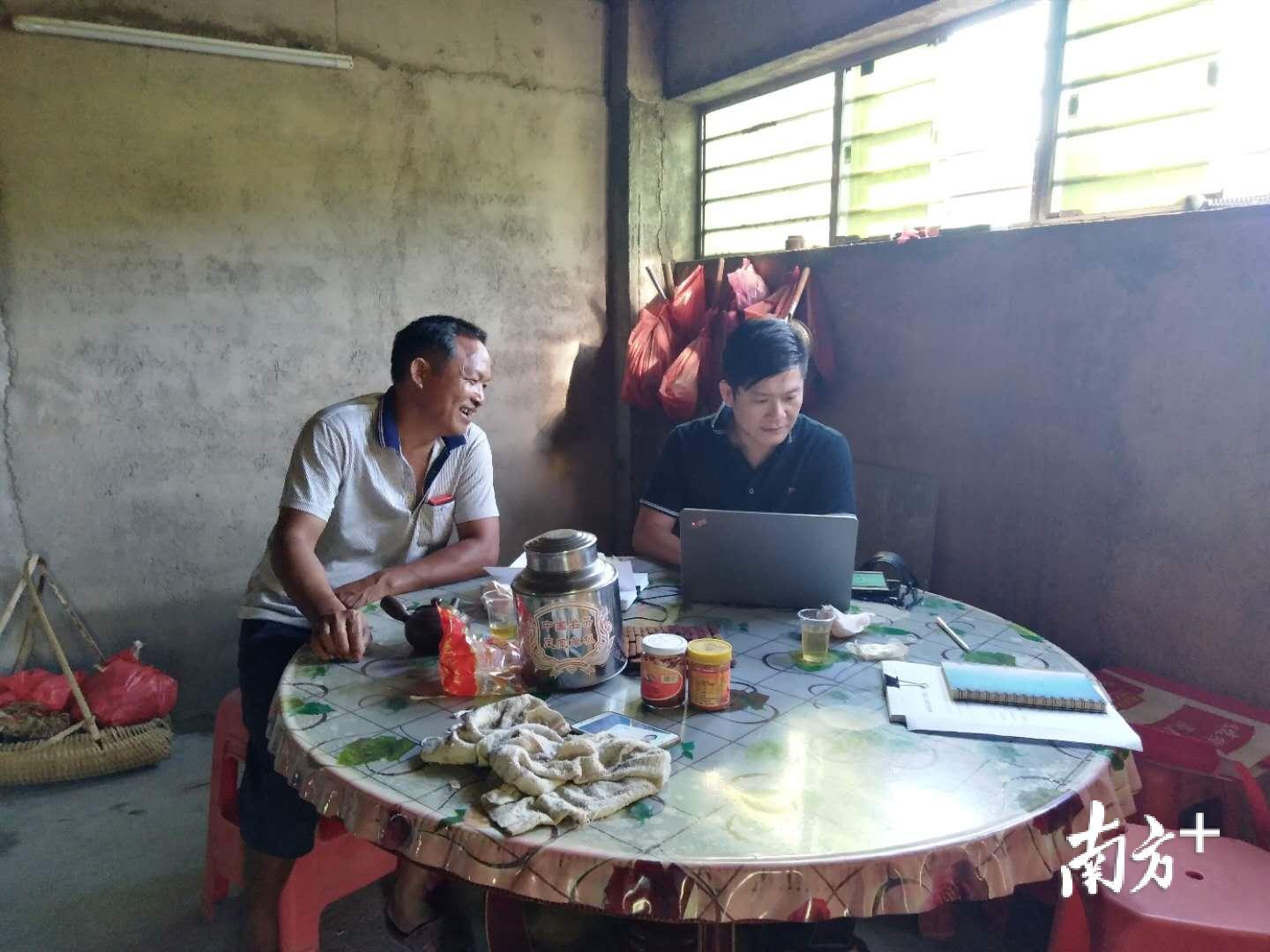 陈智军(右)逐户进行调查摸底,掌握了贫困户真实情况和致贫原因。 陈智军(右)逐户进行调查摸底,掌握了贫困户真实情况和致贫原因。