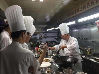 挂牌仪式结束后,顺德厨师在雷州樟树湾大酒店进行试教学。顺德厨师学院供图 挂牌仪式结束后,顺德厨师在雷州樟树湾大酒店进行试教学。顺德厨师学院供图
