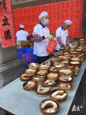 “太公分猪肉，人人有份”。 卢浩能摄