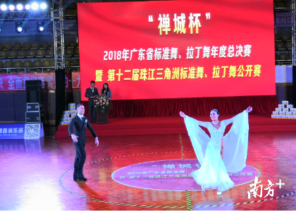 世界表演舞冠军带来的精湛表演赢得喝彩。孙景锋摄