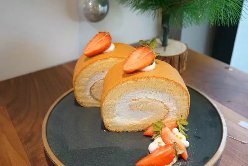 店铺招牌浮云卷。受访者供图