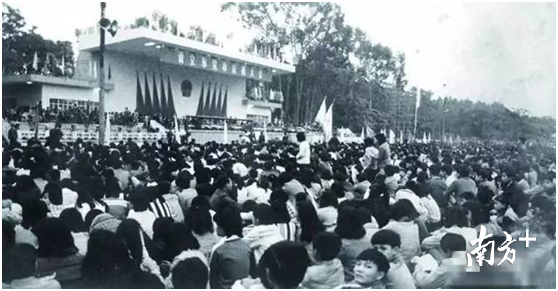 1986年2月5日，各界人士4万多人在莞城人民公园集会，庆祝东莞市成立