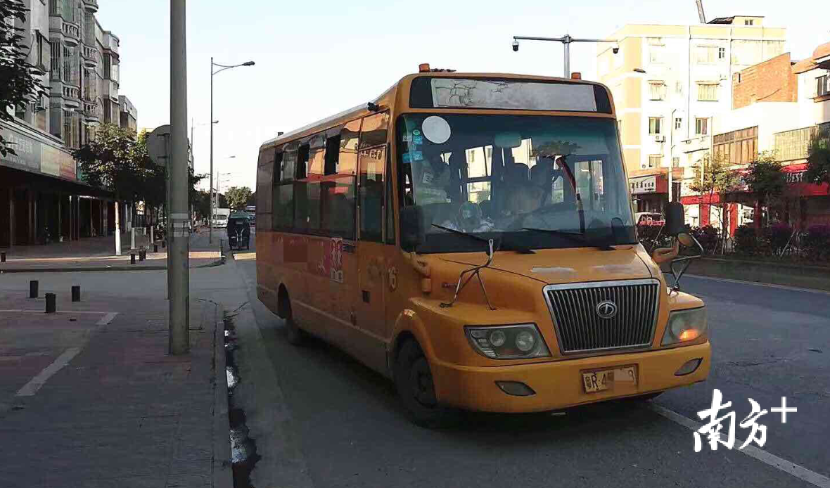 被查扣的无证校车。三水区公安局供图