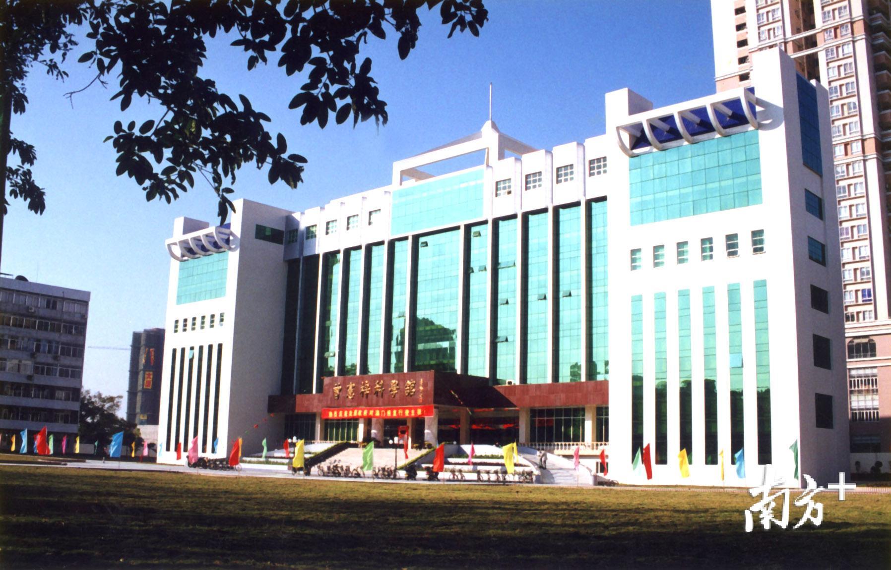 4万多个侨捐项目遍布我省各地,覆盖教育、卫生、文化、体育、交通、社会福利等各项事业。图为暨南大学曾宪梓科学馆。资料图片 4万多个侨捐项目遍布我省各地,覆盖教育、卫生、文化、体育、交通、社会福利等各项事业。图为暨南大学曾宪梓科学馆。资料图片