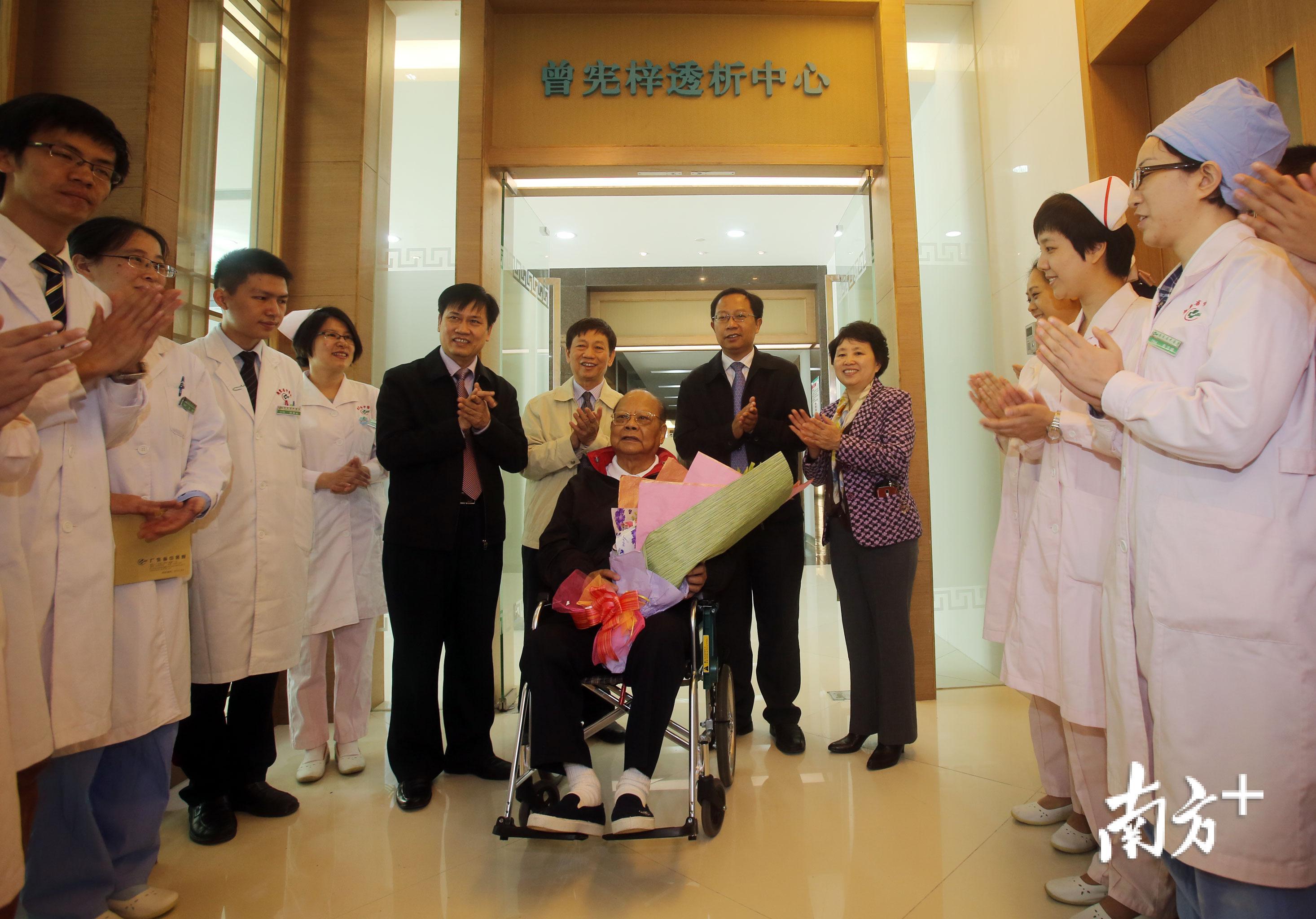 2013年,“曾宪梓血液透析中心”在广东省中医院大学城医院投入使用,曾宪梓先生亲临现场为该中心揭幕。 2013年,“曾宪梓血液透析中心”在广东省中医院大学城医院投入使用,曾宪梓先生亲临现场为该中心揭幕。